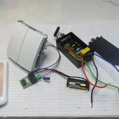 Pilot do lampy sufitowej nie działa. Rozłożony moduł sterowania z pilotem, baterią i elementami elektrycznymi.