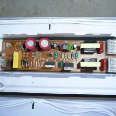 Elektronika do świetlówki. Schemat pomoże jak sprawdzić statecznik świetlówki, widoczne kondensatory, cewki i diody.