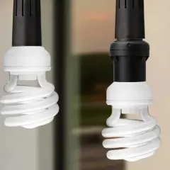Dwie świetlówki energooszczędne wiszą obok siebie. Dowiedz się, jak wyjąć świetlówkę z oprawy.