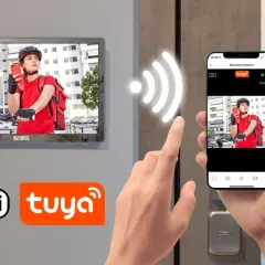 Monitor z kamerą i smartfon z aplikacją Tuya Smart PC pokazują kuriera.