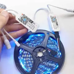 Zestaw do sterowania taśmą LED Wi-Fi. Dowiedz się, jak zaprogramować pilot do ledów, skanując kod QR na kontrolerze.