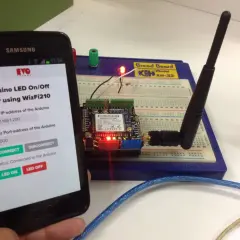 Jak podłączyć ledy z telefonem? Aplikacja na smartfonie steruje Arduino przez Wi-Fi, zapalając i gasząc diody LED na płytce stykowej.