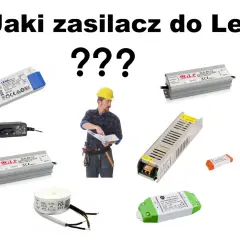 Jaki zasilacz do żarówek led 12v? Różne modele zasilaczy LED, od małych kostek po większe, metalowe obudowy, obok budowlańca z planami.