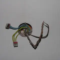 Instalacja elektryczna z kolorowymi przewodami w puszce, gotowa do podłączenia, aby zrobić dodatkowy punkt świetlny.