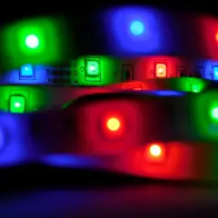 Kolorowe, migające żarówki LED 230V tworzą świetlną mozaikę.