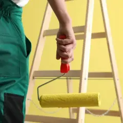 Malowanie ścian to łatwizna z tym wałkiem. W tle drabina i żółta ściana.