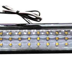 Długa lampa z wieloma żółtymi diodami LED, idealna jako lampy LED do kabin lakierniczych.