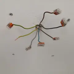 Podłączenie lampy LED 3 kable 12V. Przewody połączone w kostkach, gotowe do montażu.