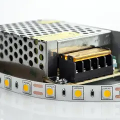Zasilacz LED i taśma LED. Dowiedz się, jak podłączyć zasilacz LED do prądu, aby cieszyć się jasnym oświetleniem.