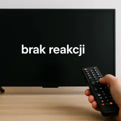 Ręka trzyma pilot do LEDów, ekran pokazuje "brak reakcji". Może to być sygnał, że trzeba dowiedzieć się, jak zresetować pilot do ledów.