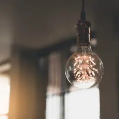 Żarówka w stylu retro, świecąca ciepłym światłem. Czy 500 lumenów to dużo? Zależy, do czego potrzebujesz.