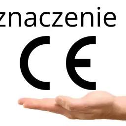 Oznaczenie CE, symbol europejskiego certyfikatu, prezentowane na dłoni.