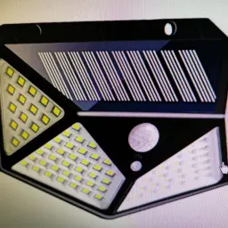 Czarna lampa solarna z panelami LED i czujnikiem ruchu. Pokazuje, jak działa lampa solarna, ładując się w dzień i oświetlając nocą.