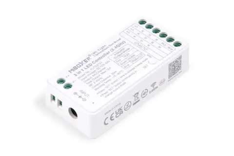 Biały kontroler MiBoxer do sterowania oświetleniem RGB, RGBW i RGB+CCT. Urządzenie posiada złącza wejściowe i wyjściowe oraz przycisk SET.