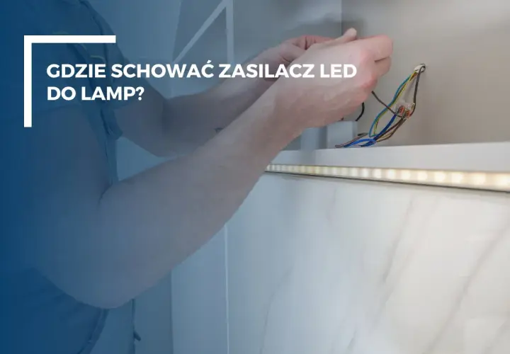Ręce łączą przewody zasilacza LED, który można dyskretnie ukryć w ścianie, tworząc estetyczne oświetlenie.