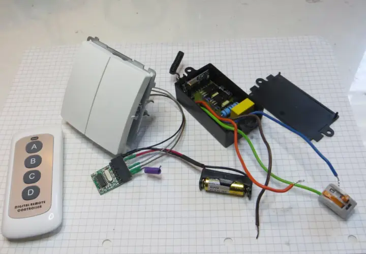 Pilot do lampy sufitowej nie działa. Rozłożony moduł sterowania z pilotem, baterią i elementami elektrycznymi.