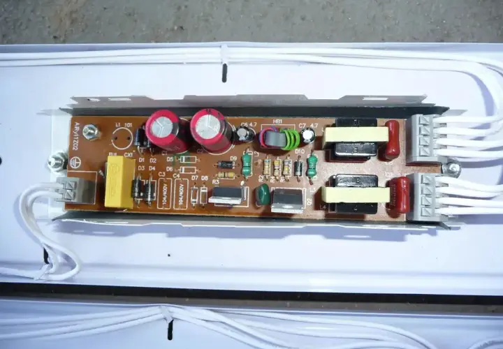 Elektronika do świetlówki. Schemat pomoże jak sprawdzić statecznik świetlówki, widoczne kondensatory, cewki i diody.