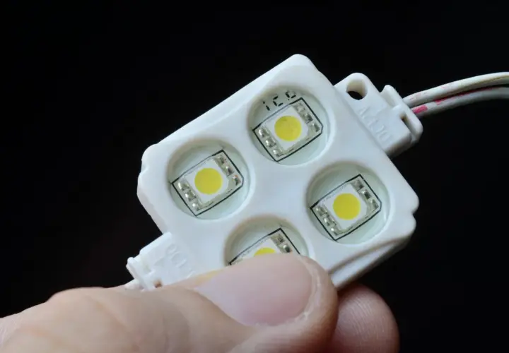 Moduł LED 12V, gotowy do podłączenia. Dowiedz się, jak podłączyć taśmę led do włącznika światła, by stworzyć własne oświetlenie.