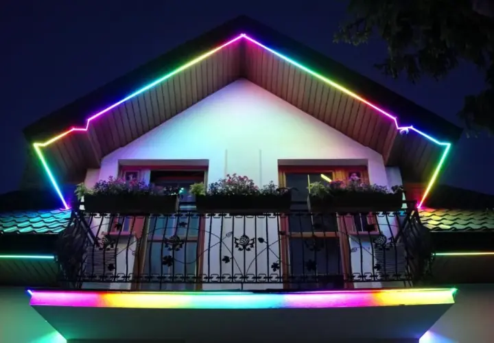 Kolorowe taśmy LED ozdabiają dach i balkon domu, tworząc magiczną atmosferę. Zastanawiasz się, led co to? To nowoczesne oświetlenie!