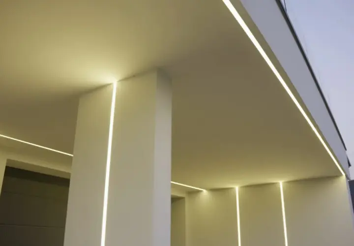 Nowoczesna architektura z subtelnym oświetleniem. Widoczny profil led z siatką tworzy eleganckie linie świetlne na elewacji.