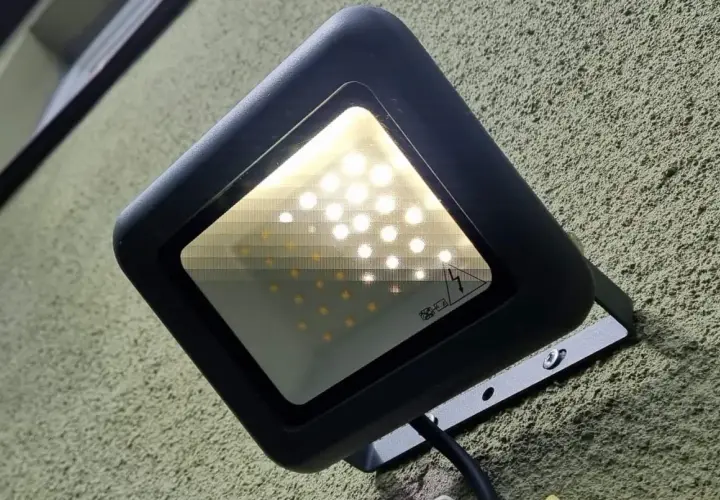 Reflektor LED na ścianie. Dowiedz się, jak wyjąć żarówkę LED z oprawki, gdy przestanie działać.