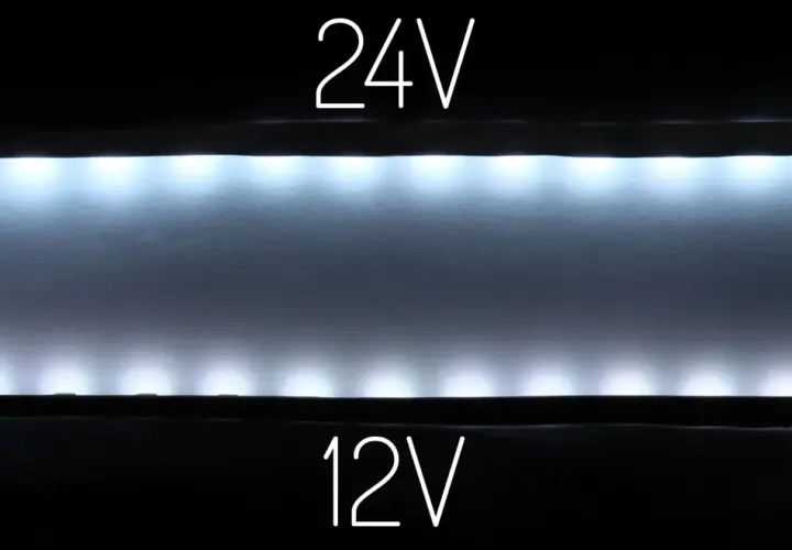 Porównanie jasności taśm led 12V i 24V. Górna taśma 24V świeci jaśniej niż dolna 12V.