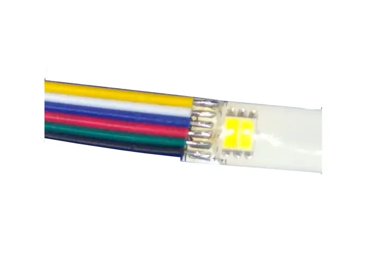 Kolorowe przewody podłączone do taśmy LED RGB. Dowiedz się, jak łączyć taśmy LED RGB, aby uzyskać efektowne oświetlenie.