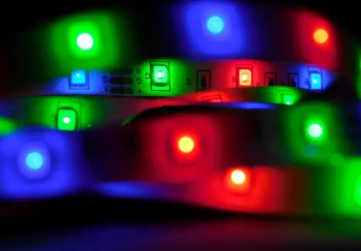 Kolorowe, migające żarówki LED 230V tworzą świetlną mozaikę.