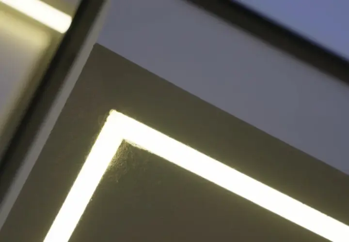 Nowoczesny profil led do elewacji tworzy geometryczne linie świetlne, podkreślając architekturę budynku.