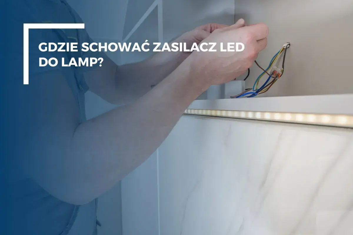 Ręce łączą przewody zasilacza LED, który można dyskretnie ukryć w ścianie, tworząc estetyczne oświetlenie.