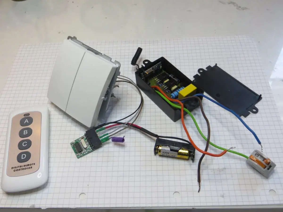 Pilot do lampy sufitowej nie działa. Rozłożony moduł sterowania z pilotem, baterią i elementami elektrycznymi.