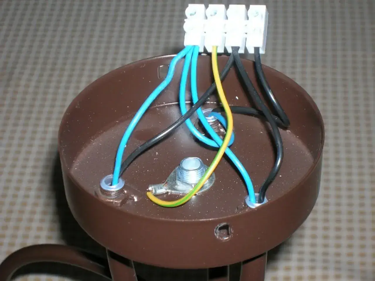 Instrukcja jak podłączyć żyrandol na dwa włączniki: przewody niebieskie, czarne i żółto-zielony wychodzą z brązowej obudowy do białych złączek.