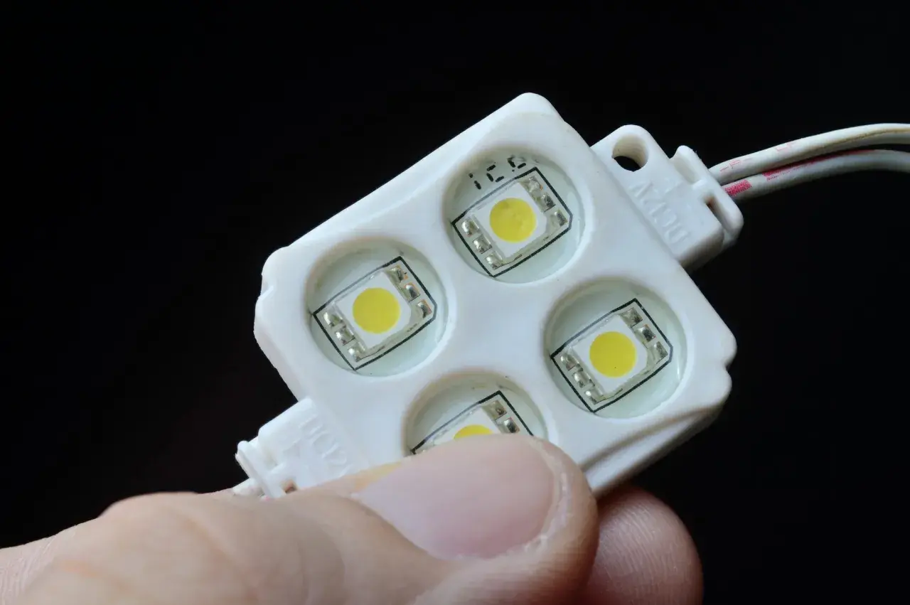 Moduł LED 12V, gotowy do podłączenia. Dowiedz się, jak podłączyć taśmę led do włącznika światła, by stworzyć własne oświetlenie.