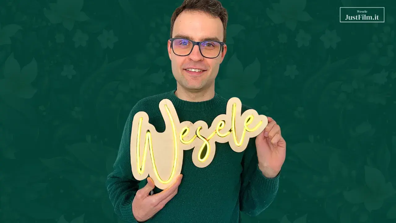 Uśmiechnięty mężczyzna prezentuje napis "Wesele" wykonany z drewna i taśmy LED. Dowiedz się, jak zrobić neon z taśmy LED!