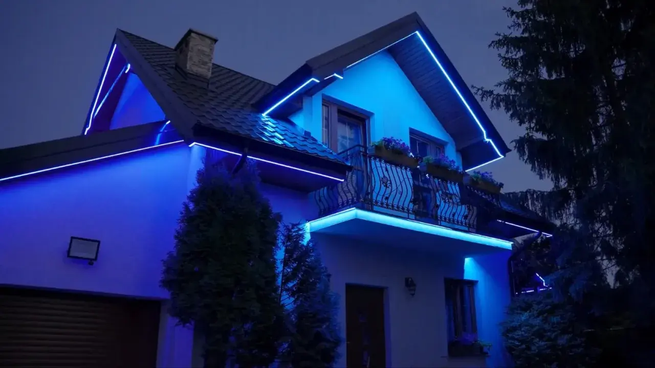 Elegancki montaż taśmy LED na zewnątrz domu, podkreślający architekturę niebieskim blaskiem.