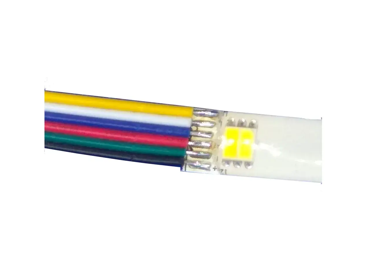 Kolorowe przewody podłączone do taśmy LED RGB. Dowiedz się, jak łączyć taśmy LED RGB, aby uzyskać efektowne oświetlenie.