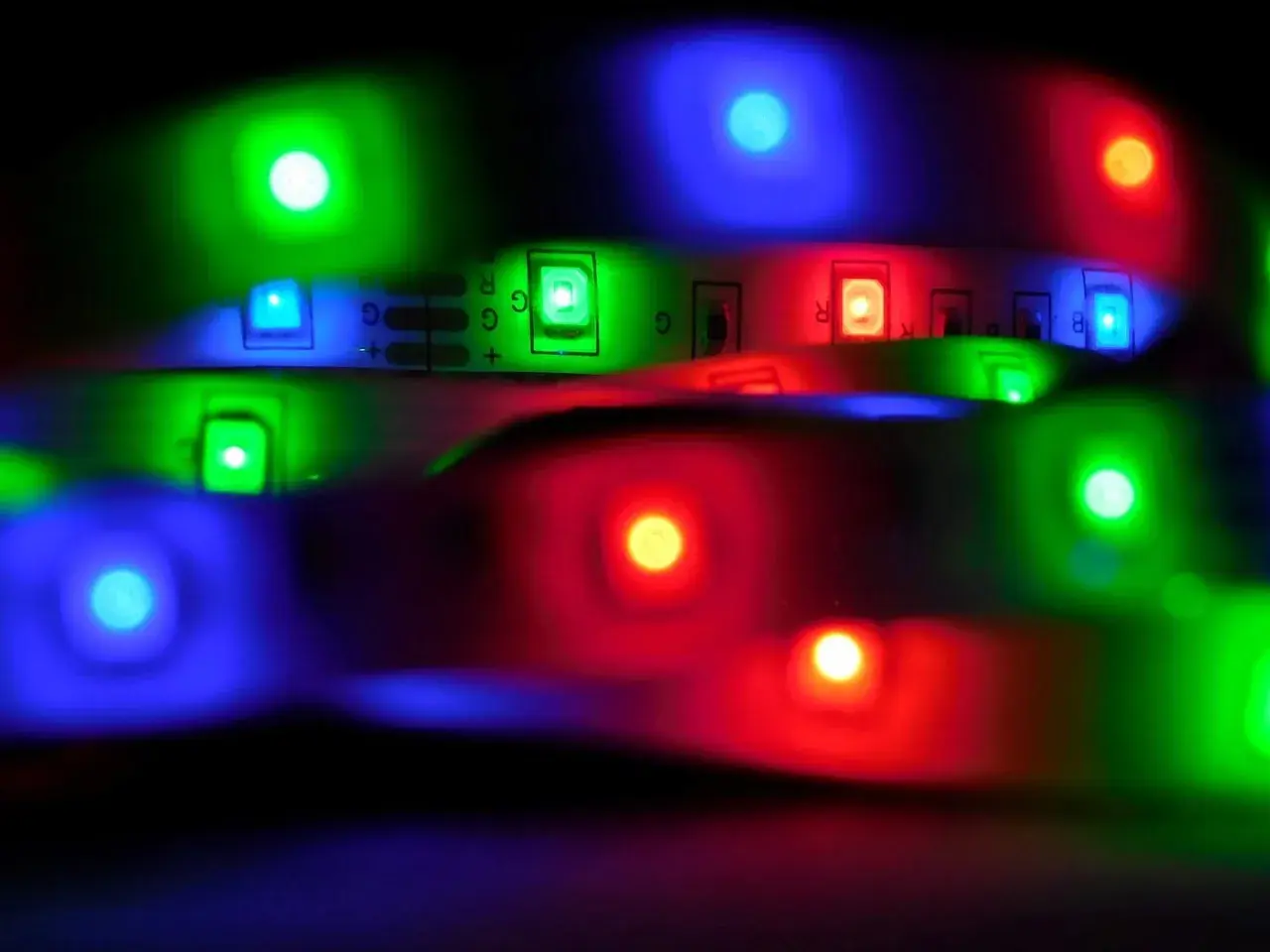 Kolorowe, migające żarówki LED 230V tworzą świetlną mozaikę.