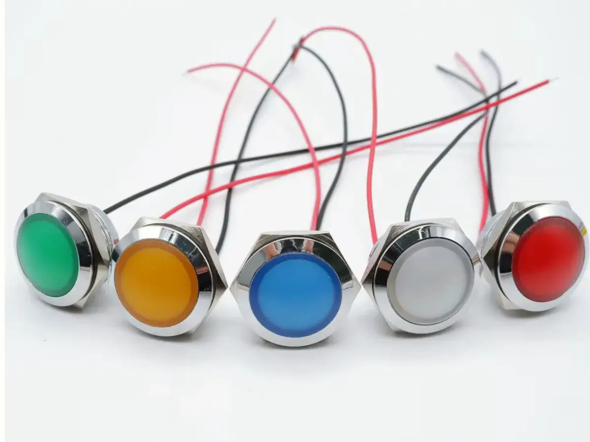 Pięć metalowych przycisków z kolorowymi diodami LED: zielona, żółta, niebieska, biała i czerwona. Idealne do projektów z migającymi żarówkami LED 230V.